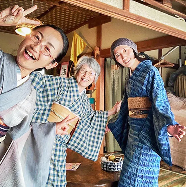 和室で、着物を着た3人の女性がカメラに向かって笑顔でポーズをとっています。